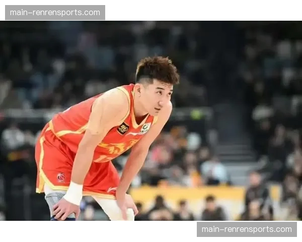 比赛最后时刻，孙铭徽突破分球失误，赛后独自加练传球